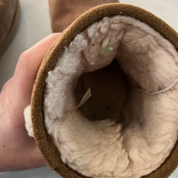 Kids UGG’s SZ 2 - Picture 8 of 9